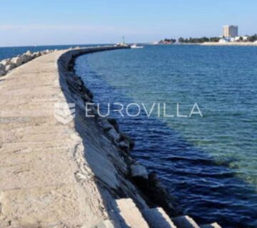 Umag, poslovna zgrada u strogom centru NKP 600 m2 - cover