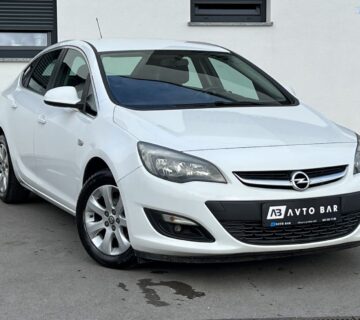 Opel Astra  1.4 HRVATSKI PAPIRI-1.ZADNJA+PDC+TEMP+BENZ+PLIN - cover