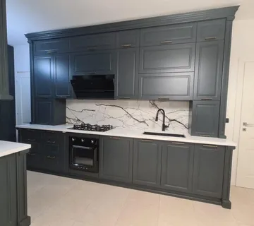 Kuhinja sa lakiranim medijapan frontama - cover