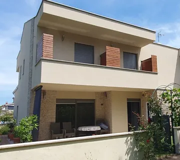 Prodaja, Poreč, novija namještena kuća na mirnoj lokaciji sa 4 spavaće - cover