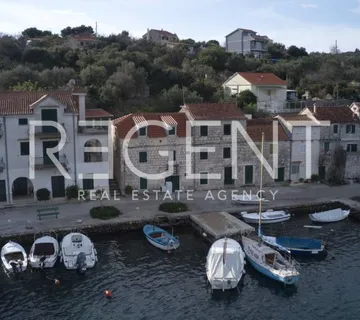 Trogir, Drvenik Veliki - Kamena kuća prvi red uz more - cover