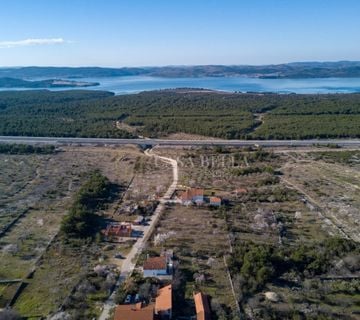 Građevinski teren pored budućeg Golf resorta i nautičke luke kod Skradina! - cover