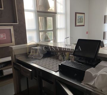 Predivan hotel s opremljenim restoranom u Istri - cover