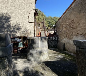 Samostojeća kamena kuća s velikom okućnicom - cover