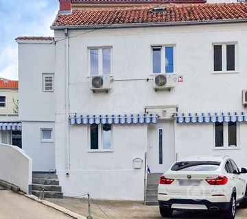 Samostojeća kuća sa studio apartmanom i parkingom u Crikvenici, samo 50 metara do mora! - cover