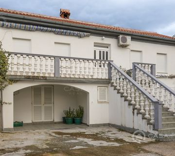 Primorska kuća sa tri apartmana - cover