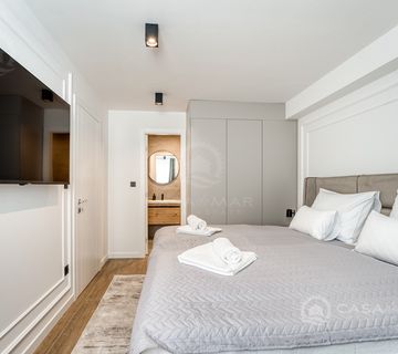 Jedinstvena prilika! Luksuzan, moderno opremljen dvoetažni apartman s bazenom! - cover