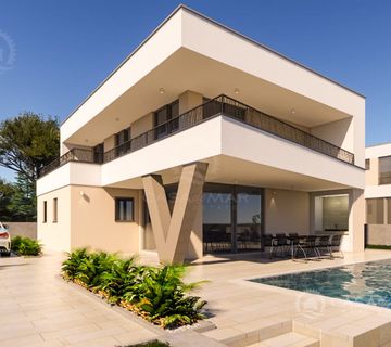 Moderna vila sa bazenom - cover