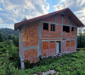 Kuća na osami usred šume  - cover