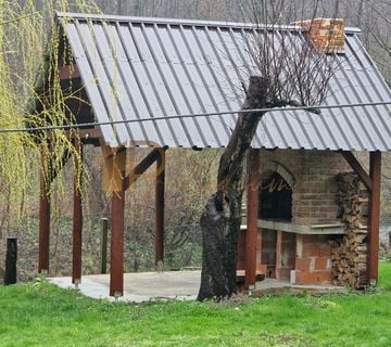 Samostojeća kuća uz rijeku u Gorskom kotaru - Mir i zvuk šuma vode - cover