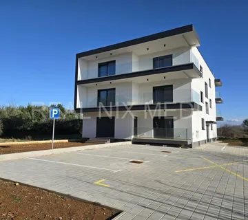 PRIVLAKA-USELJIVO! 150 m do MORA! VRT! - cover