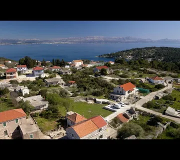 Grohote, kamena kuća 120.00 m2 + građ. zem. s dozvolom 667 m2! - cover