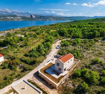 Novigrad - kamena kuća u blizini plaže s bazenom! Odlična prilika!! - cover