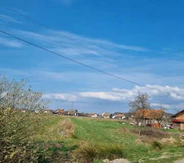 Prodaje se građevinsko 3 300 m2, poljoprivredno - cover