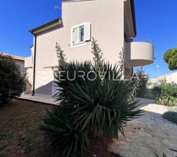 Istra, Medulin - kuća sa dva apartmana s pogledom na more, NKP 126.30 m2 200 m od mora - cover