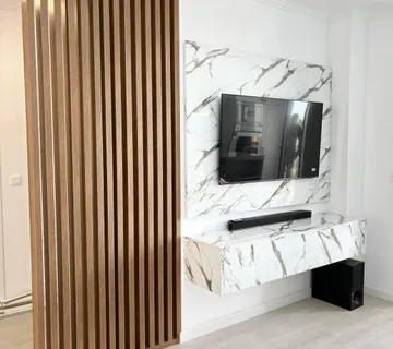 TV komoda sa zidnim kabelom - cover