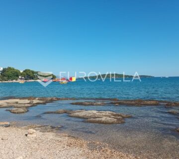 Vodice, atraktivan ugostiteljski objekt na plaži NKP 67 m2 na parceli od 800 m2 - cover