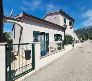 Kuća s 2 stambene jedinice i vrtovima, 350 m od plaže, Kaštel Lukšić - cover