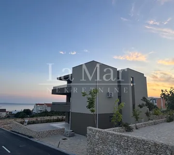 EKSKLUZIVNO! Novogradnja u Novalji s pogledom na more - cover