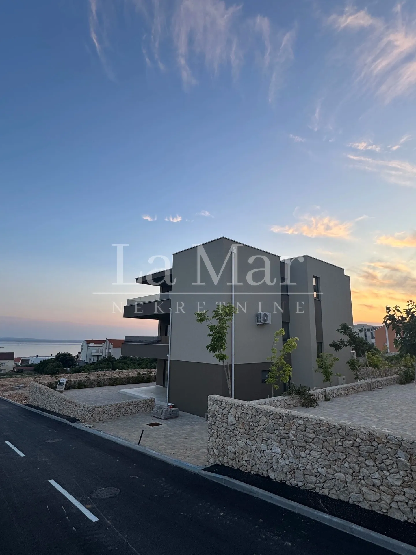 EKSKLUZIVNO! Novogradnja u Novalji s pogledom na more - cover