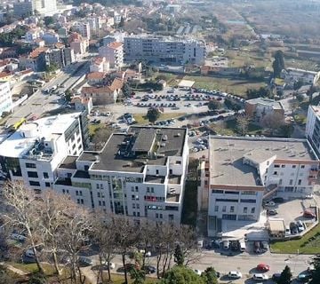 Pula, veliki poslovni prostori sa podzemnim garažama. Centar mjesta. - cover