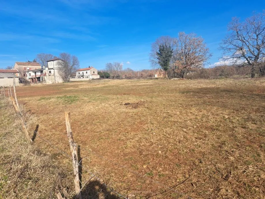 VIŠNJAN - GRAĐEVINSKO ZEMLJIŠTE NA RUBU MJESTA - cover