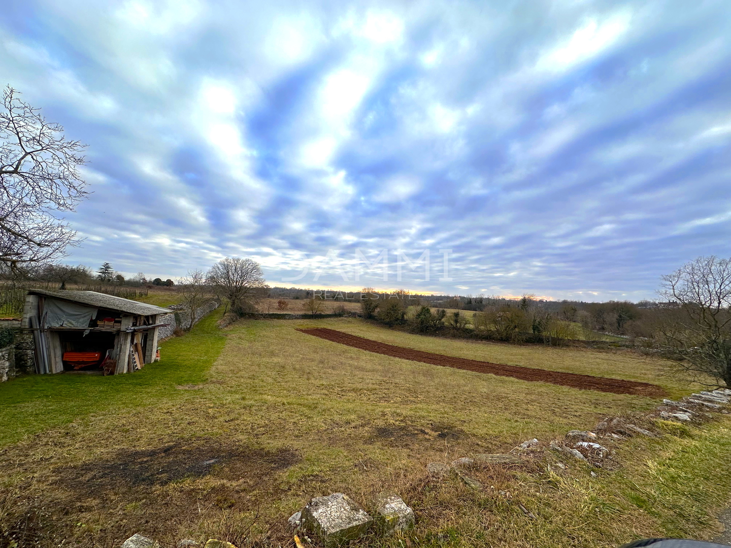 ISTRA, ŽMINJ - Građevinsko zemljište u centru 867m2 - cover