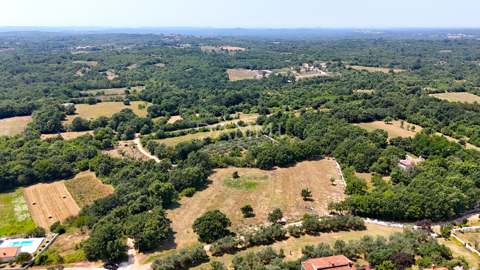 ISTRA, KANFANAR - VELIKO GRAĐEVINSKO ZEMLJIŠTE S INFRASTRUKTUROM 6852 M2 - cover