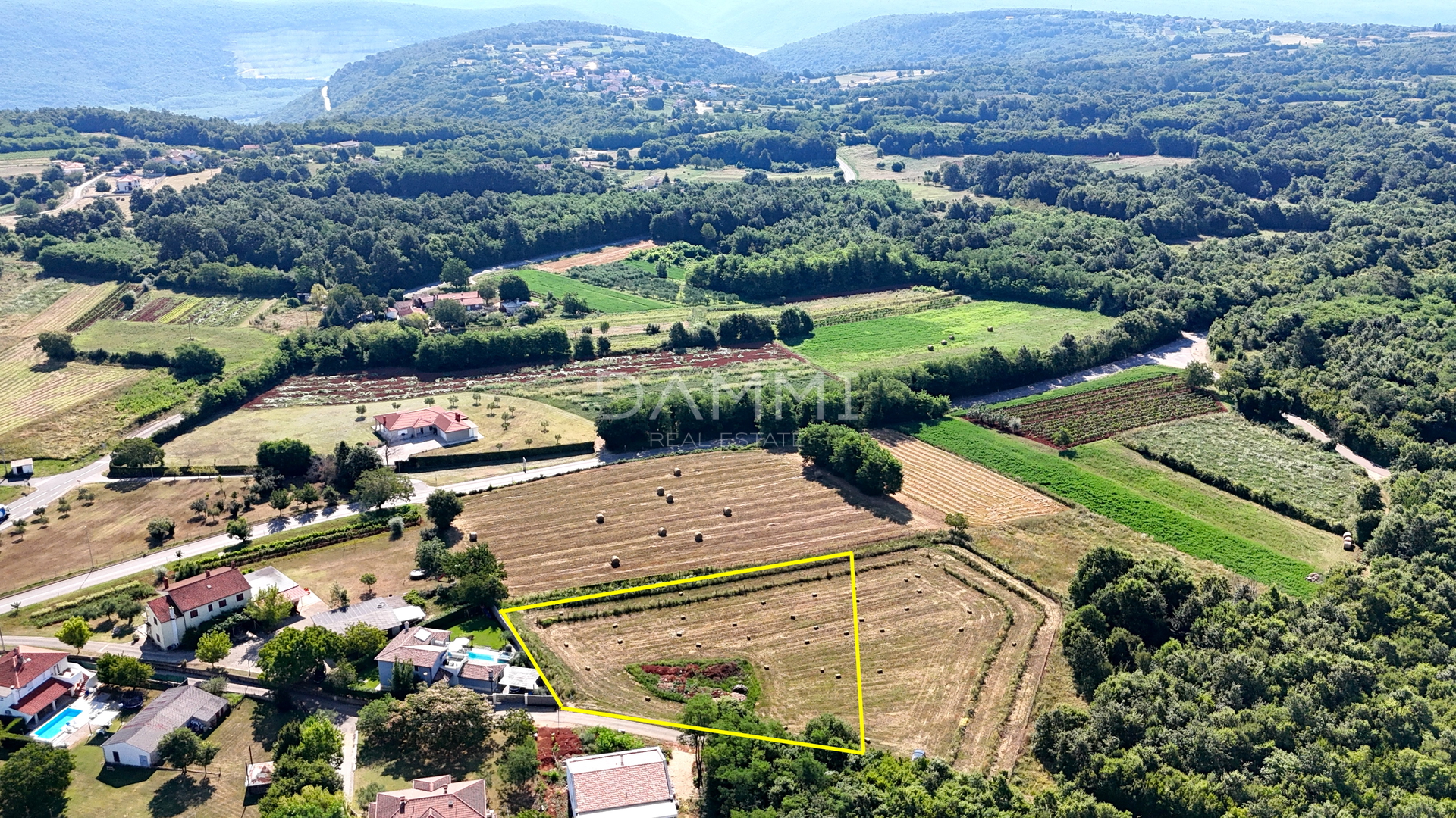 ISTRA, BARBAN - Kombinirano zemljište s infrastrukturom na lijepoj lokaciji - cover