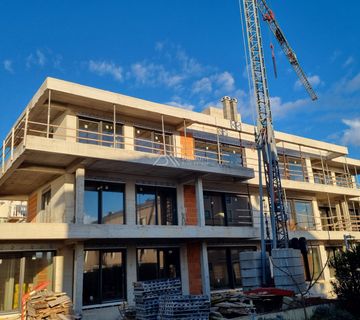 PRIVLAKA,Novogradnja,LUX Apartman 120 m2,Bazen i vrt,60 M OD MORA - cover