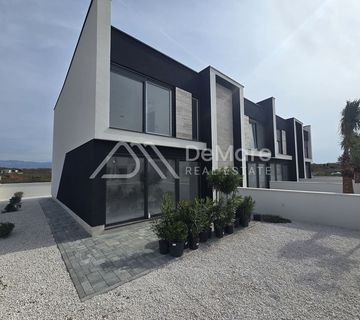 PRIVLAKA-NOVO-Kuća u nizu sa 3.sp.sobe-VRT-2xParking-Blizina plaže! - cover