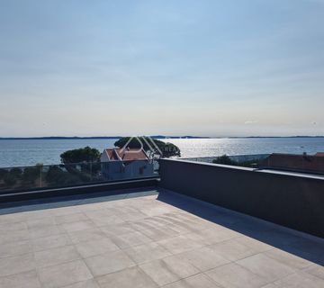 PRIVLAKA, LUKSUZNI PENTHOUSE, 1.RED DO MORA, JACUZZI, VRHUNSKA OPREMA - cover