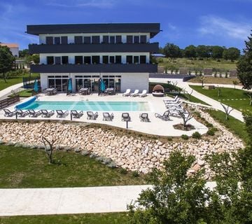 LUX Novouređena villa sa bazenom i prekrasnom okućnicom! - cover