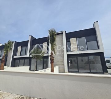 PRIVLAKA-NOVO-Kuća u nizu sa 3.sp.sobe-VRT-2xParking-Blizina plaže! - cover