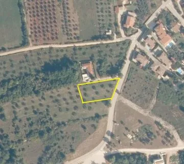 POREČ 10 Km- ZEMLJIŠTE ZA GRADNJU STANOVA ILI VILA SA BAZENOM - cover