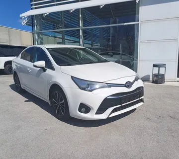 Toyota Avensis 2,0 - cover