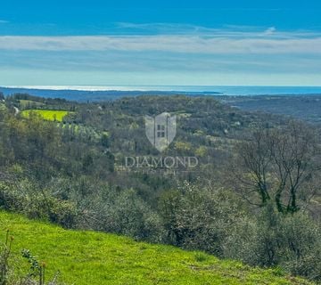 Buje, okolica. Zemljište sa panoramskim pogledom i građevinskom dozvolom! - cover