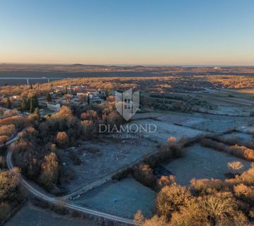 Zemljište na rubu građevinske zone u okolici Kanfanara - cover