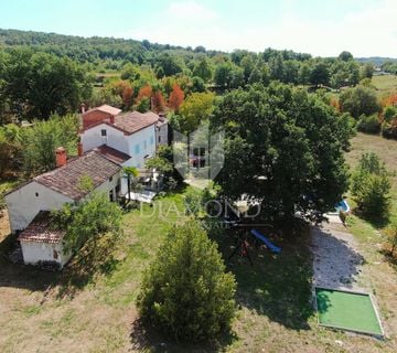 Labin, okolica, kuća sa bazenom i velikom okućnicom - cover