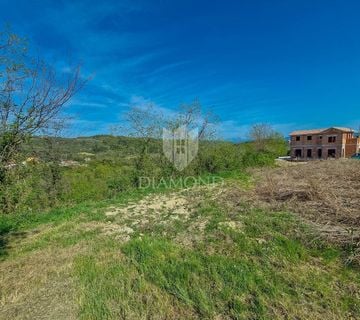 Buje, okolica. Prostrano zemljište sa panoramskim pogledom! - cover