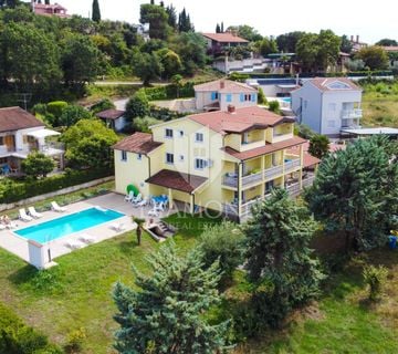 Poreč, apartmanska kuća sa bazenom na atraktivnom mjestu! - cover