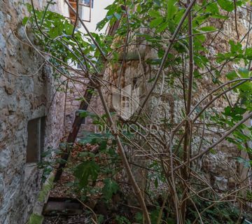Rovinj, kamena kućica u starogradskoj jezgri - cover