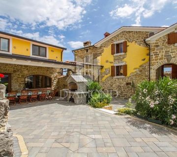 Pićan, okolica, imanje sa dvije kuće i bazenom - cover