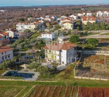 POREČ Imanje sa dvije kuće, bazenom i građevinskim terenom - cover