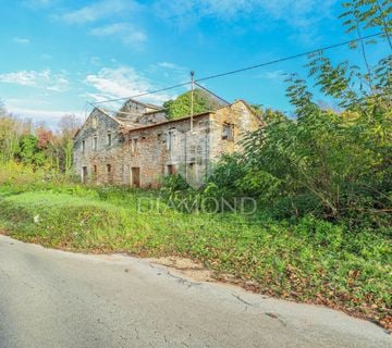 Oprtalj, okolica! Građevinsko zemljište sa ruševinama na mirnoj lokaciji! - cover