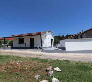 Labin, prizemnica s prostranom okućnicom - cover