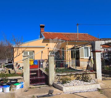 Labin, okolica, kuća blizu mora  - cover