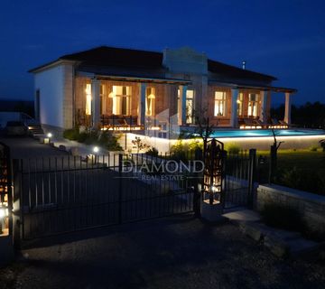Poreč, okolica, jedinstvena vila s bazenom - cover