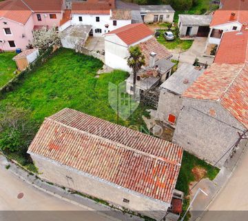 Žminj, kamena kuća za renovaciju sa velikom okućnicom  - cover