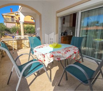Poreč, apartmanska kuća u centru grada! - cover